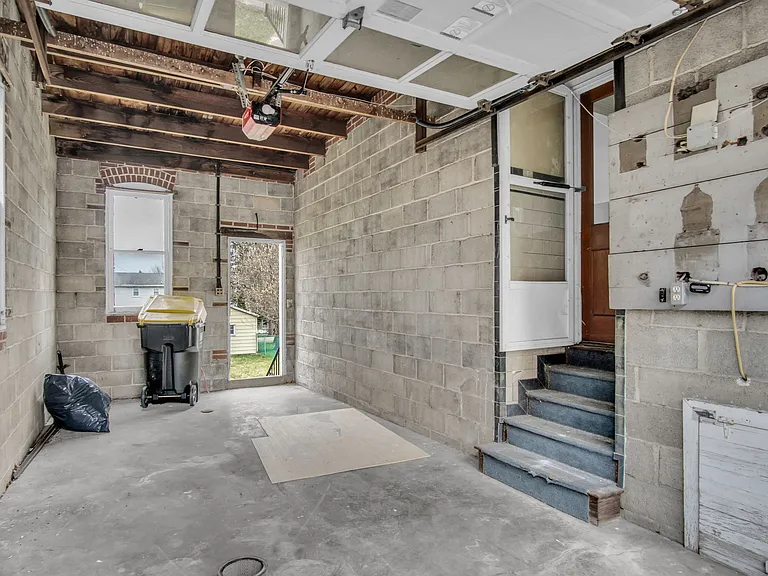 First Floor Entry and Garage 10'x20'