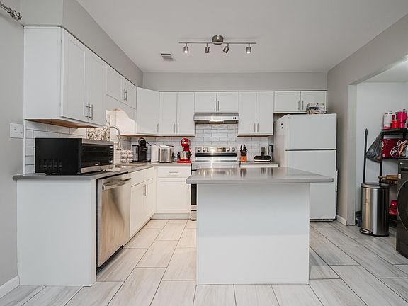 3rd image of 1557 Applegate Ln