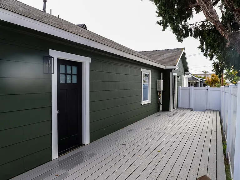 PRIVATE DECK