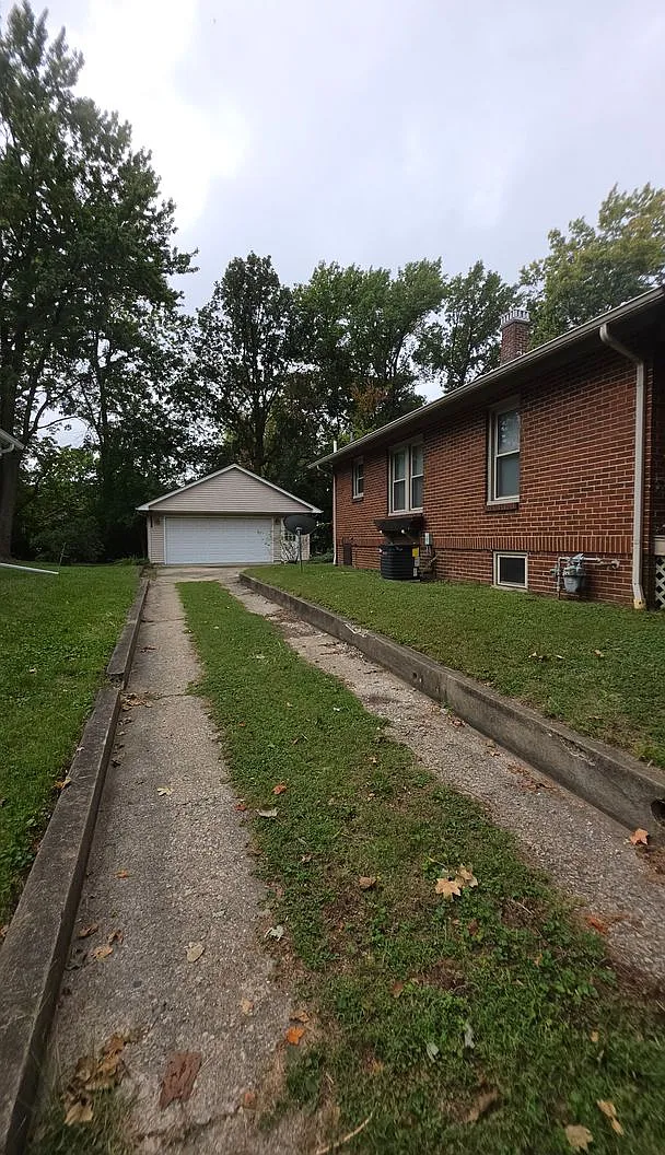 Two Bed Bungalow near Mattis Ave — Photo 3