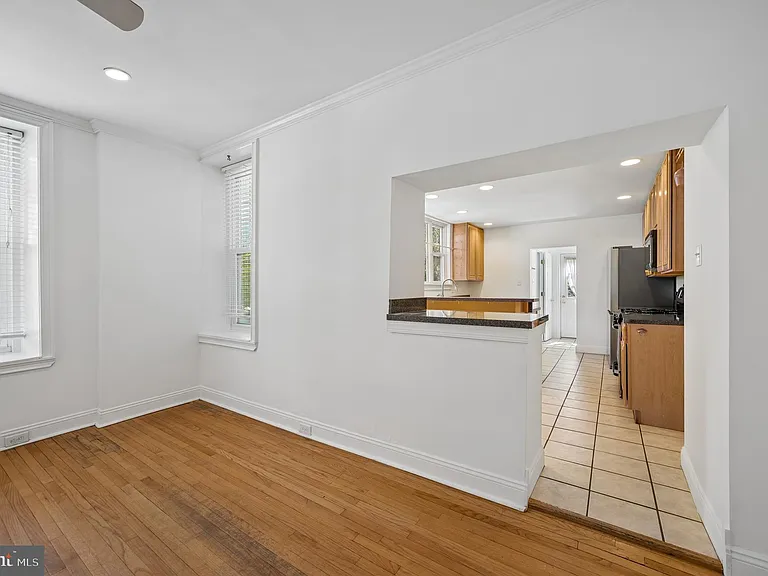 447 Dupont St — Photo 7