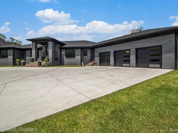 2682 Walnut Lake Rd, West Bloomfield, MI 48323