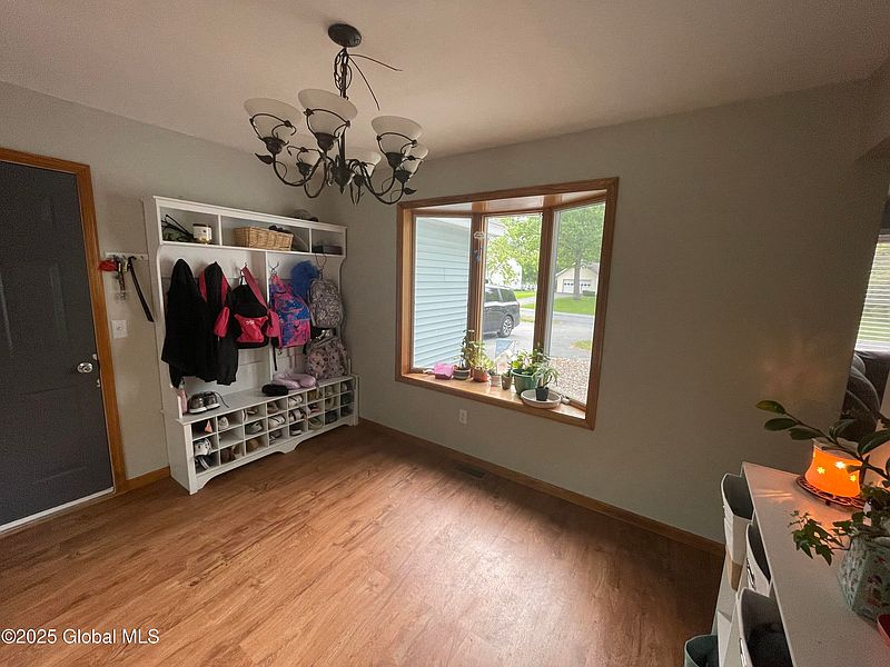 5th image of 8 Iris Avenue