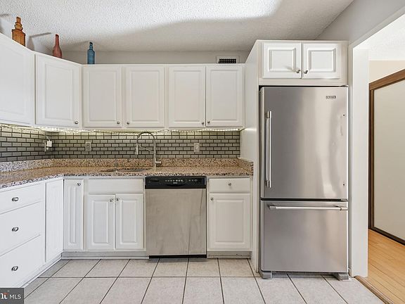 4th image of 5225 Pooks Hill Rd APT 519N