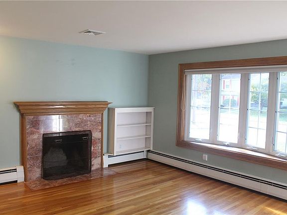 4th image of 56 Greenmeadow Cir