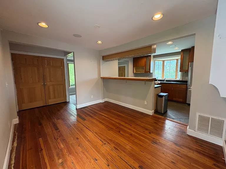1203 W Johnson St — Photo 8