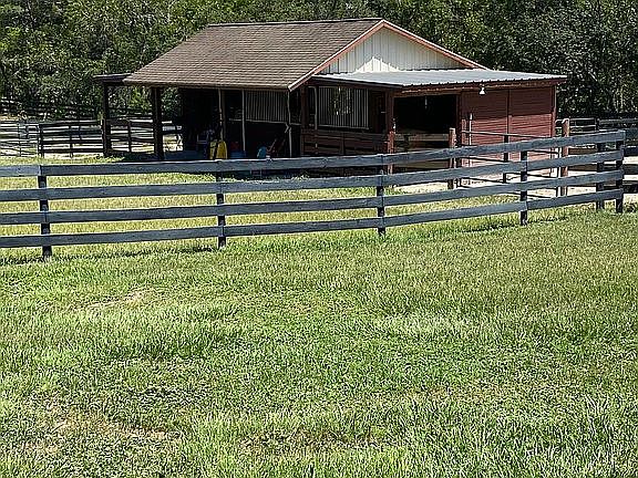 2 Stall Barn w/ tack/ feed 