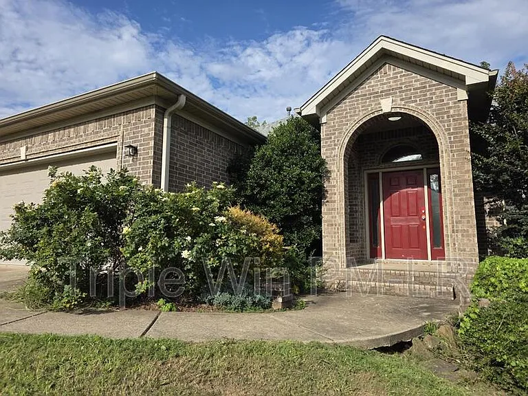 1901 Hidden Creek Dr — Photo 2