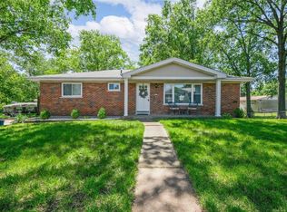 1074 Camelot Gardens Dr, Saint Louis, MO 63125