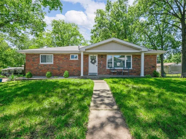 1074 Camelot Gardens Dr, Saint Louis, MO 63125
