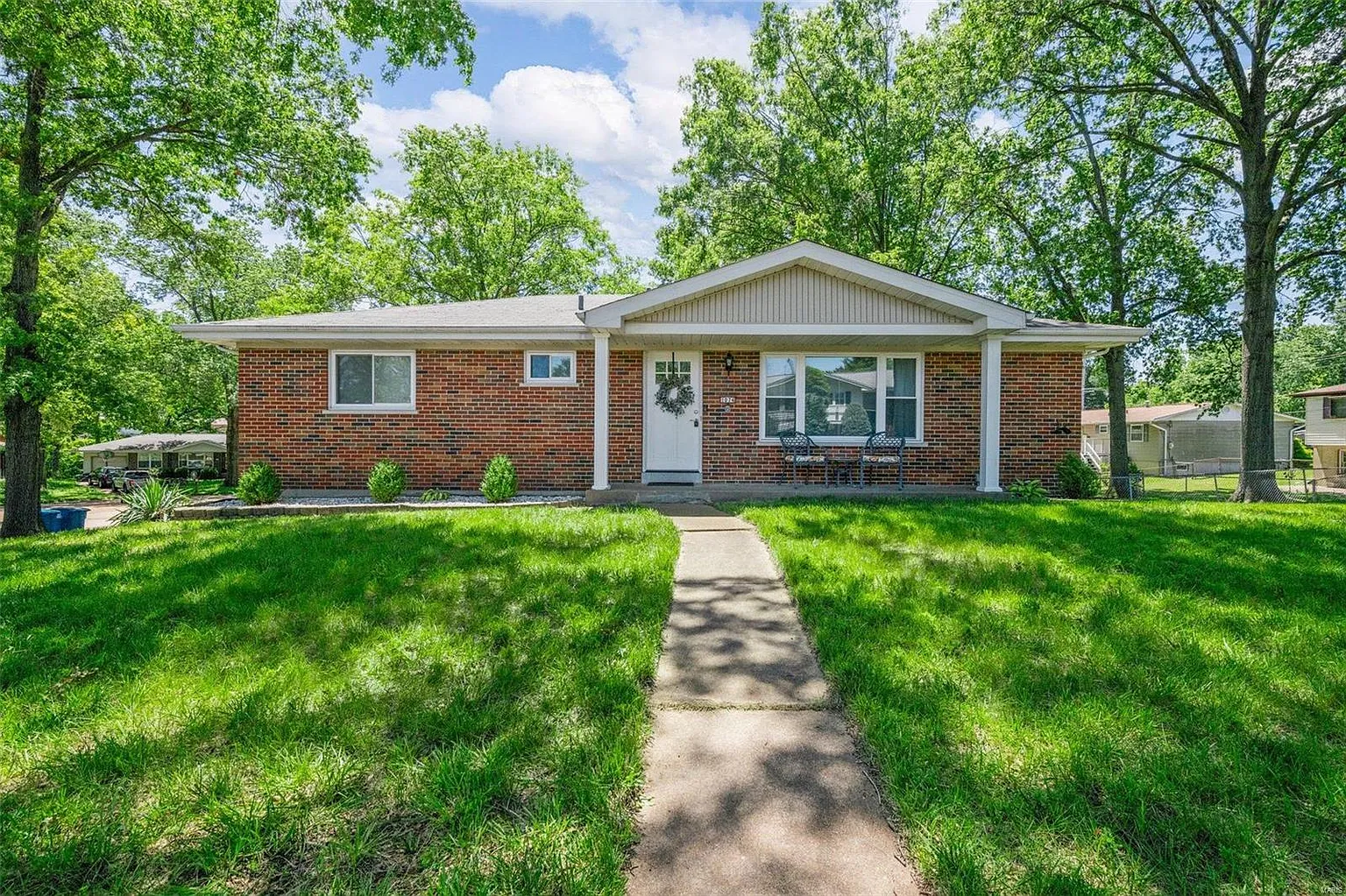 1074 Camelot Gardens Dr photo 1