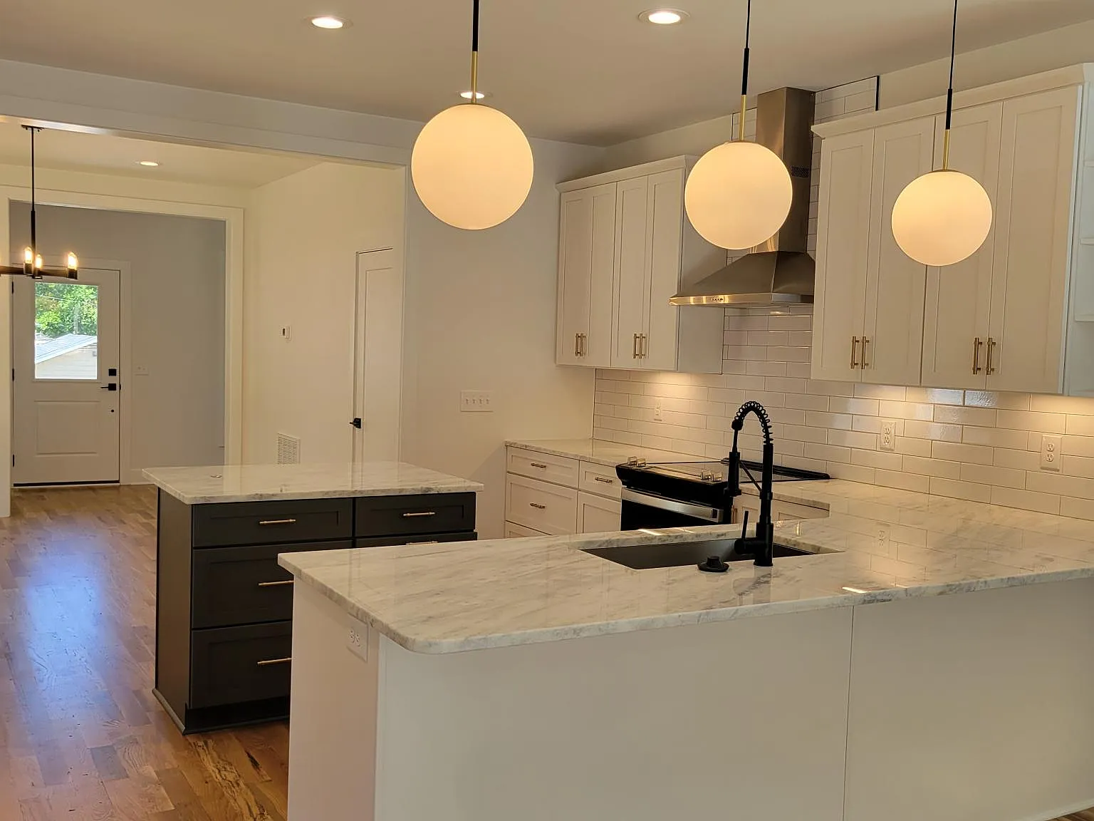 3 bed, 2.5 bath, 1708 sqft, $2,900 — Photo 3