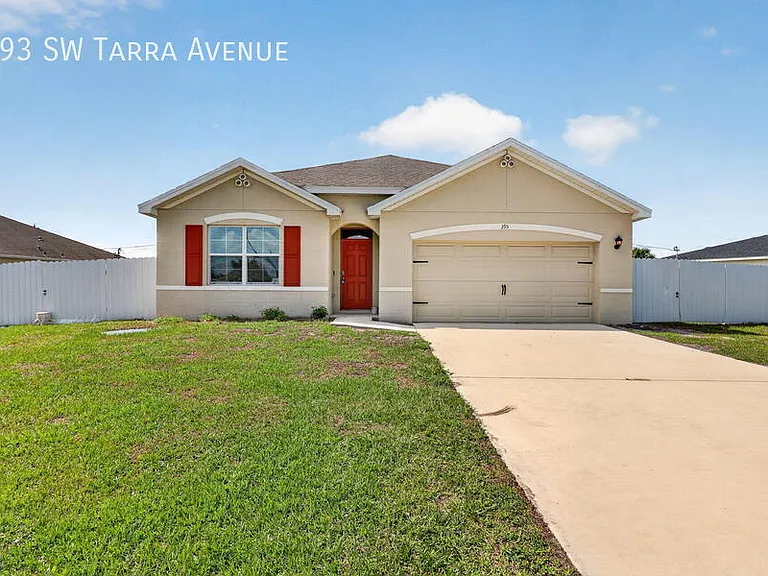 393 SW Tarra Ave — Photo 1