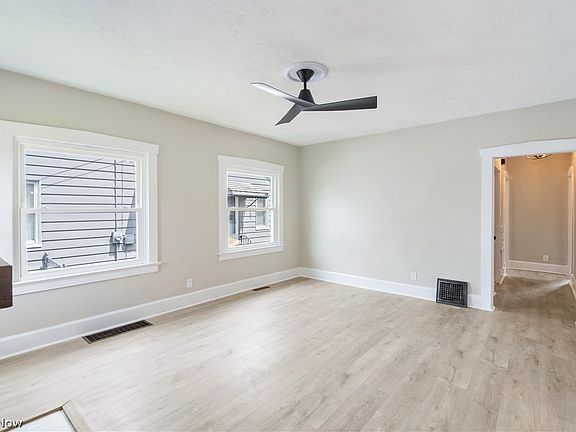 3rd image of 27 Erskine Ave