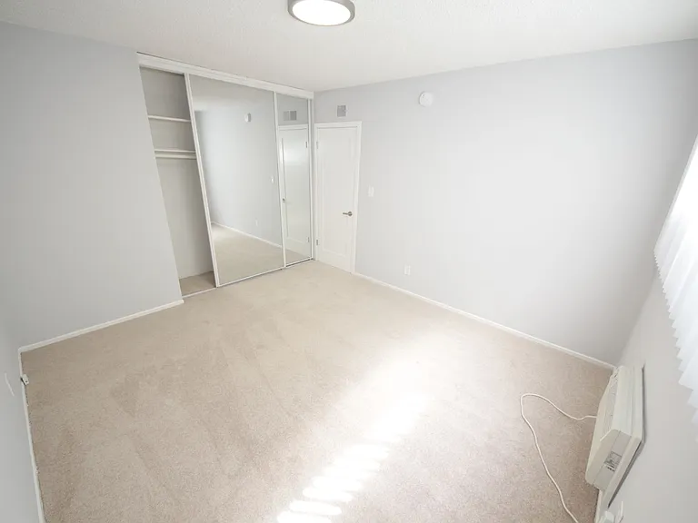 The Royalton Apartments — Photo 13