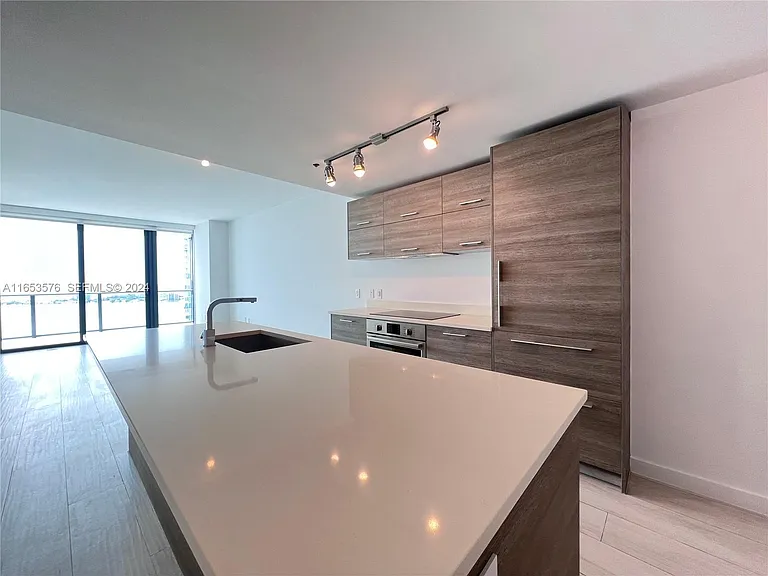 650 NE 32nd St #3305 — Photo 10