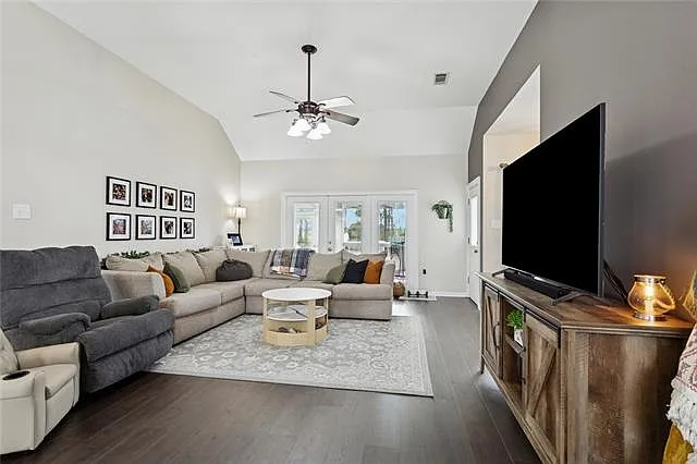 3 bed, 2.0 bath, 1594 sqft, $2,100 — Photo 2