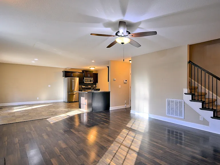 446 Cyprus Ct — Photo 4
