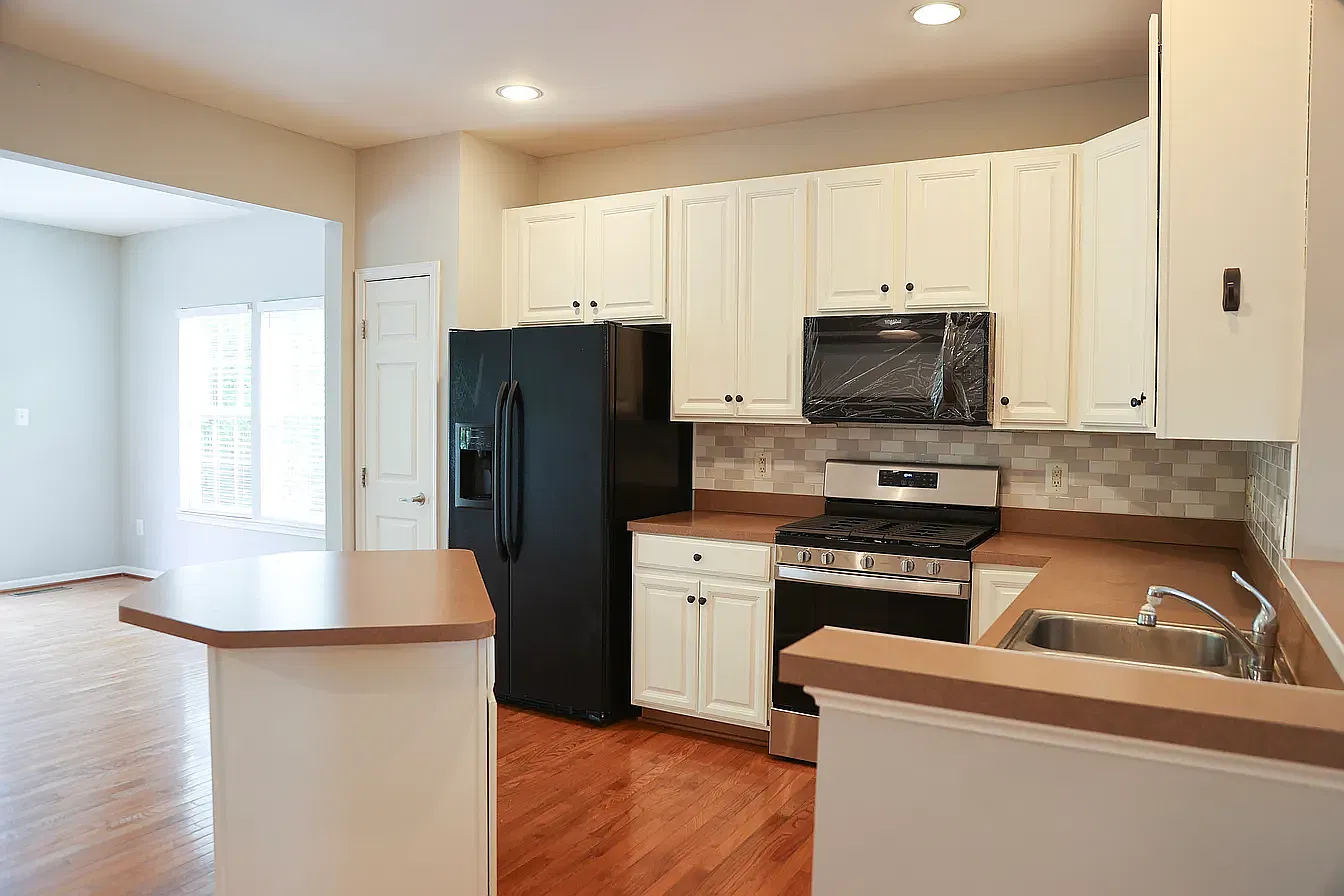 3 bed, 2660 sqft, $2,900 — Photo 2