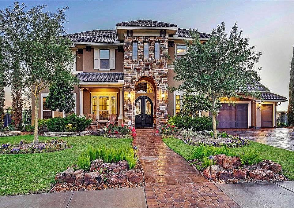 Beuatiful Home on 0.38 lot.