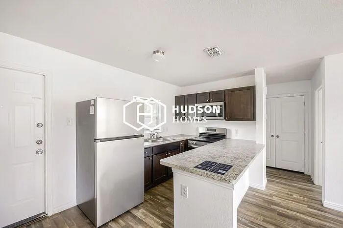 1216 E Powell Ave — Photo 6