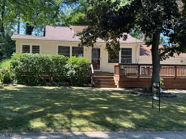 390 Oak Cliff Dr, Bay Village, OH 44140