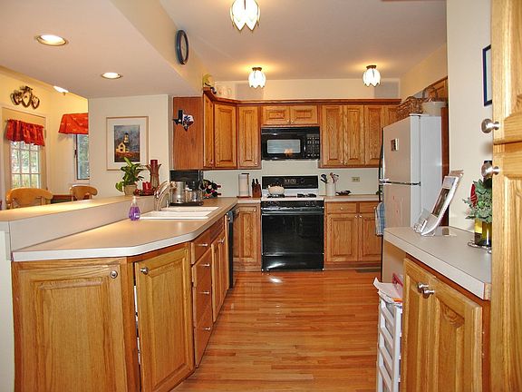 Updated Kitchen w/Breakfast Bar