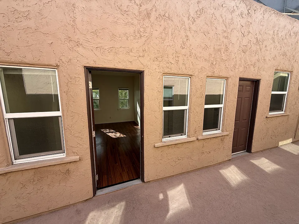 2837 University Ave