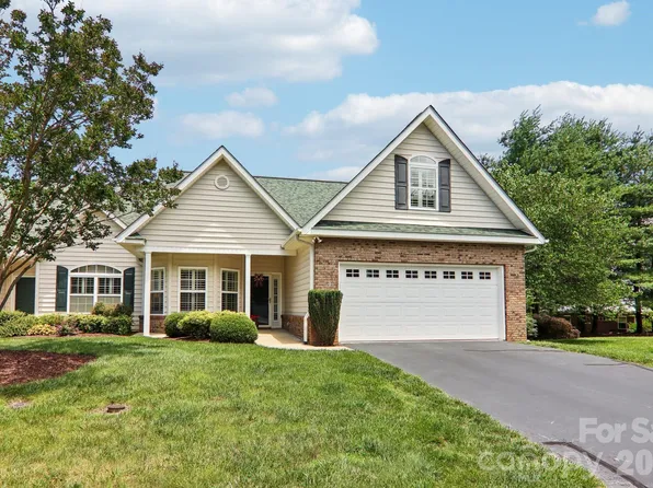 54 Victoria Park Dr, Hendersonville, NC 28792