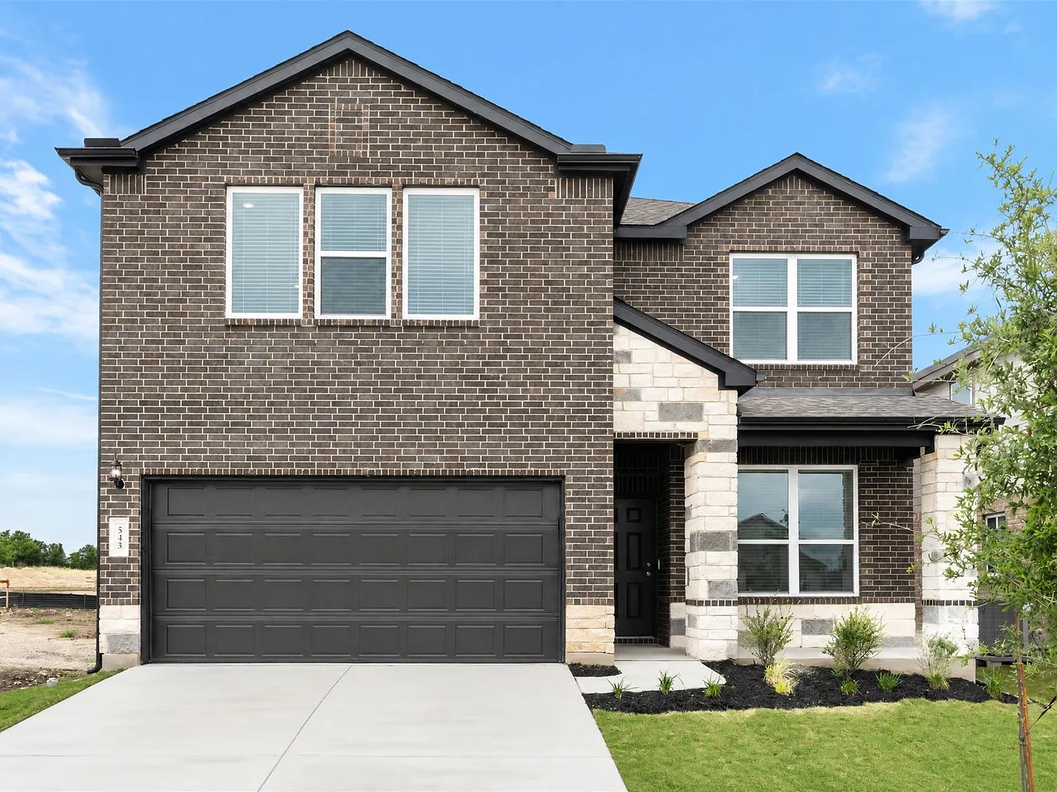 5 bed, 3.0 bath, 2579 sqft, $2,395 — Photo 2