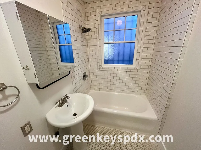 2182 NW Hoyt St #8 — Photo 12