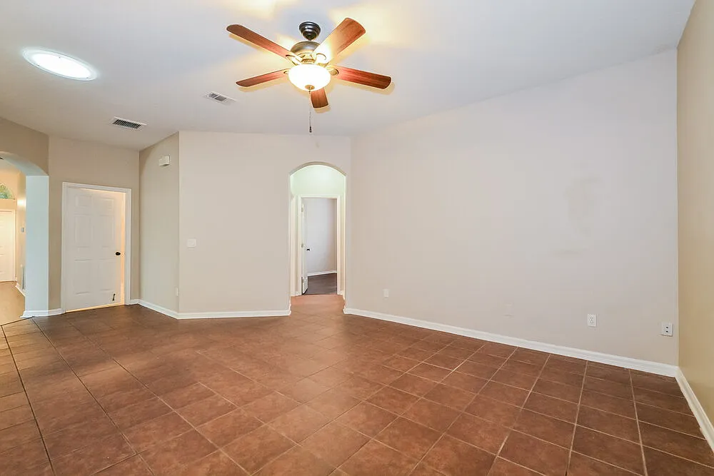 3 bed, 2.0 bath, 1905 sqft, $2,315 — Photo 3