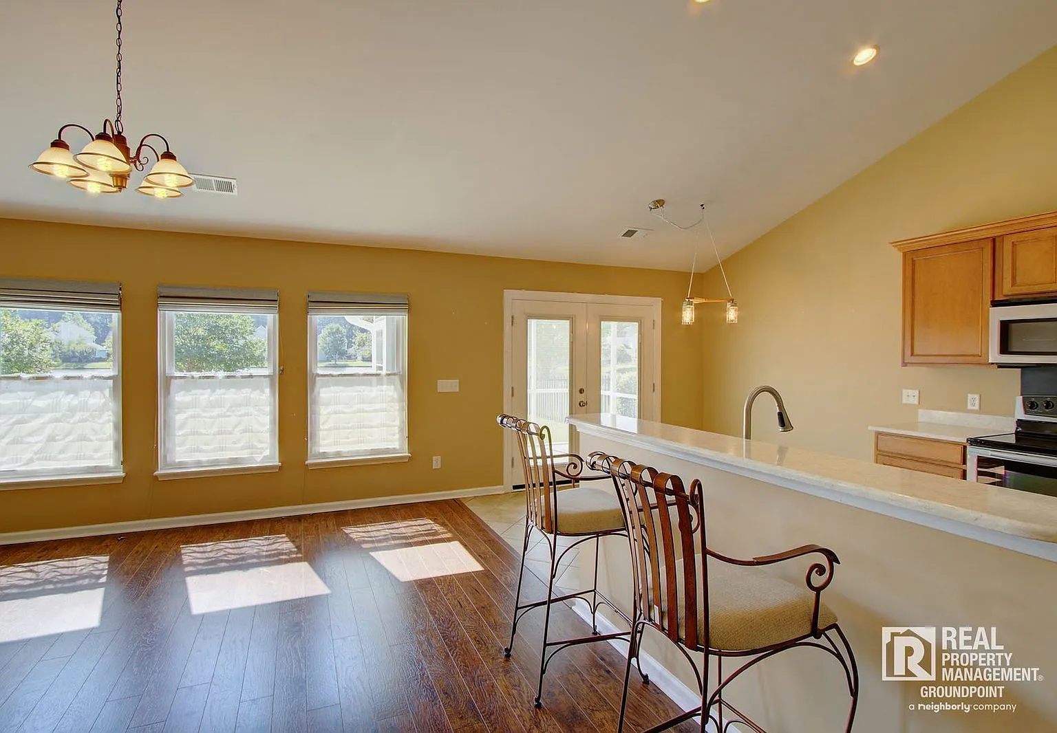 3 bed, 2.0 bath, 1184 sqft, $2,000 — Photo 2