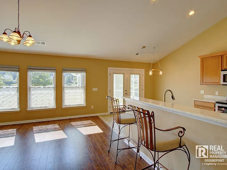 97 Avonshire Dr — Photo 2