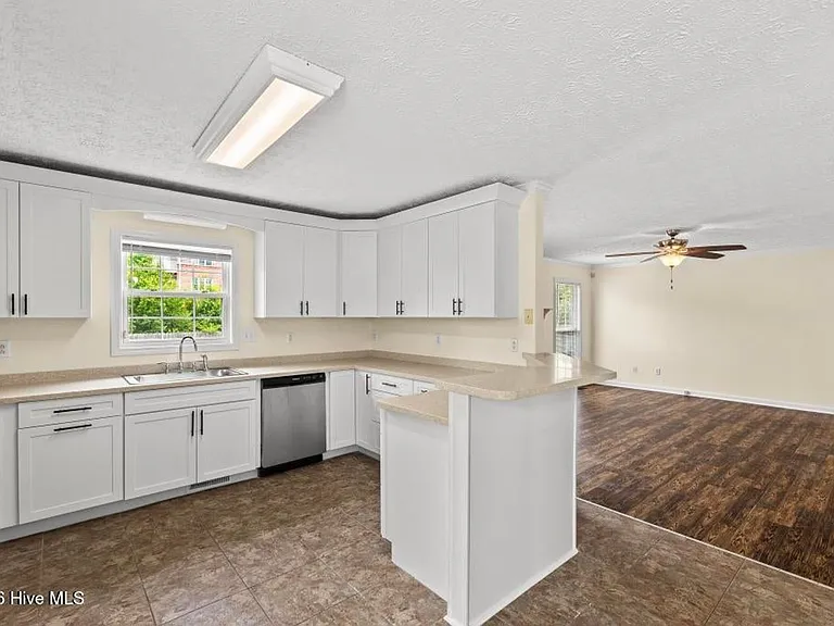 103 Richmond Dr — Photo 10