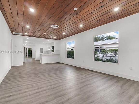 4th image of 30 SW 7th St