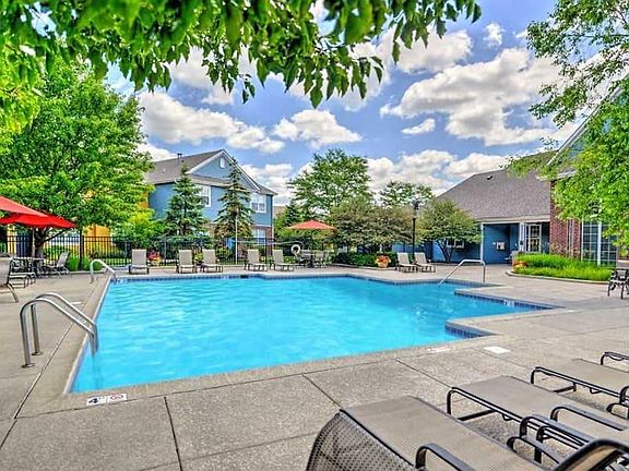 4th image of 2607 Saint Albans Cir #105