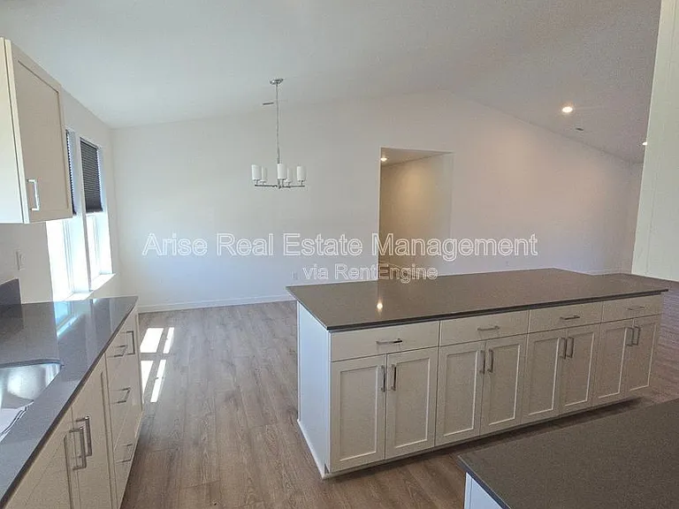 652 NE McCampbell St — Photo 7