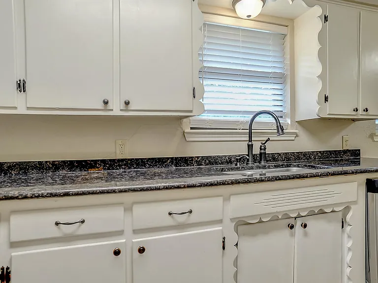 921 Holiday Dr — Photo 9