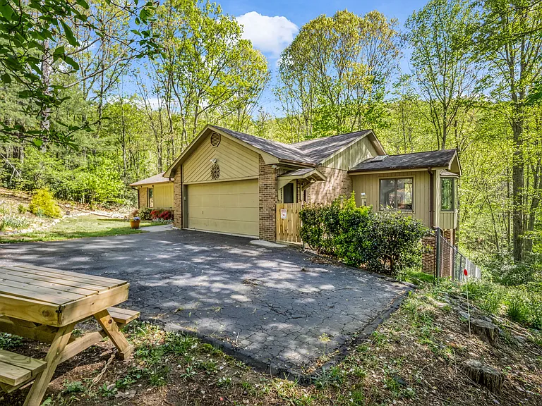 140 Ridgeview Dr — Photo 3