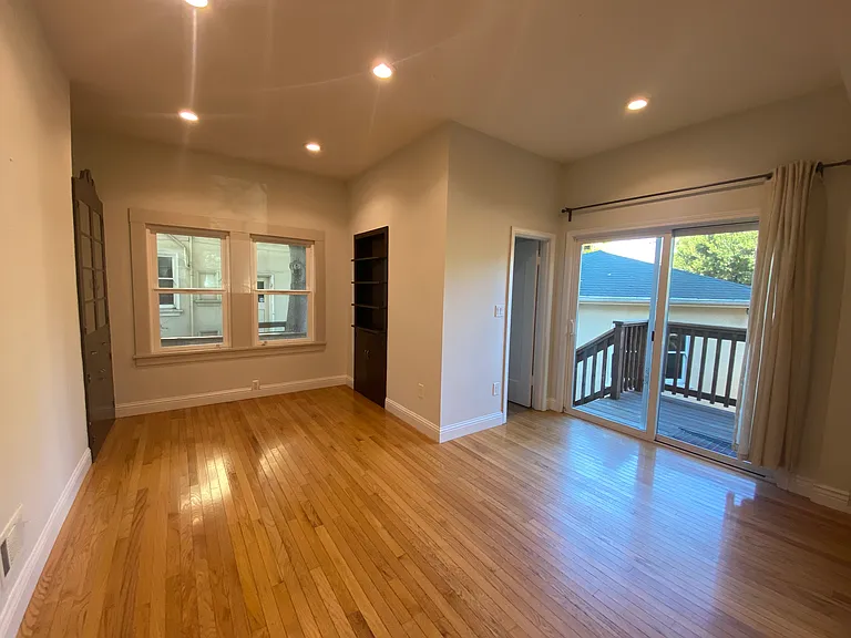 Eat-in kitchen area w/ access to outdoor patio.