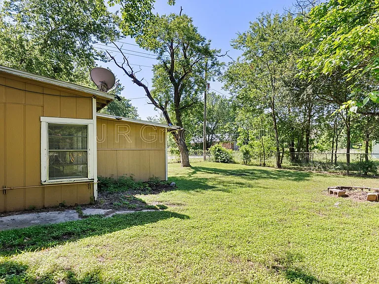 802 W Navasota St — Photo 5