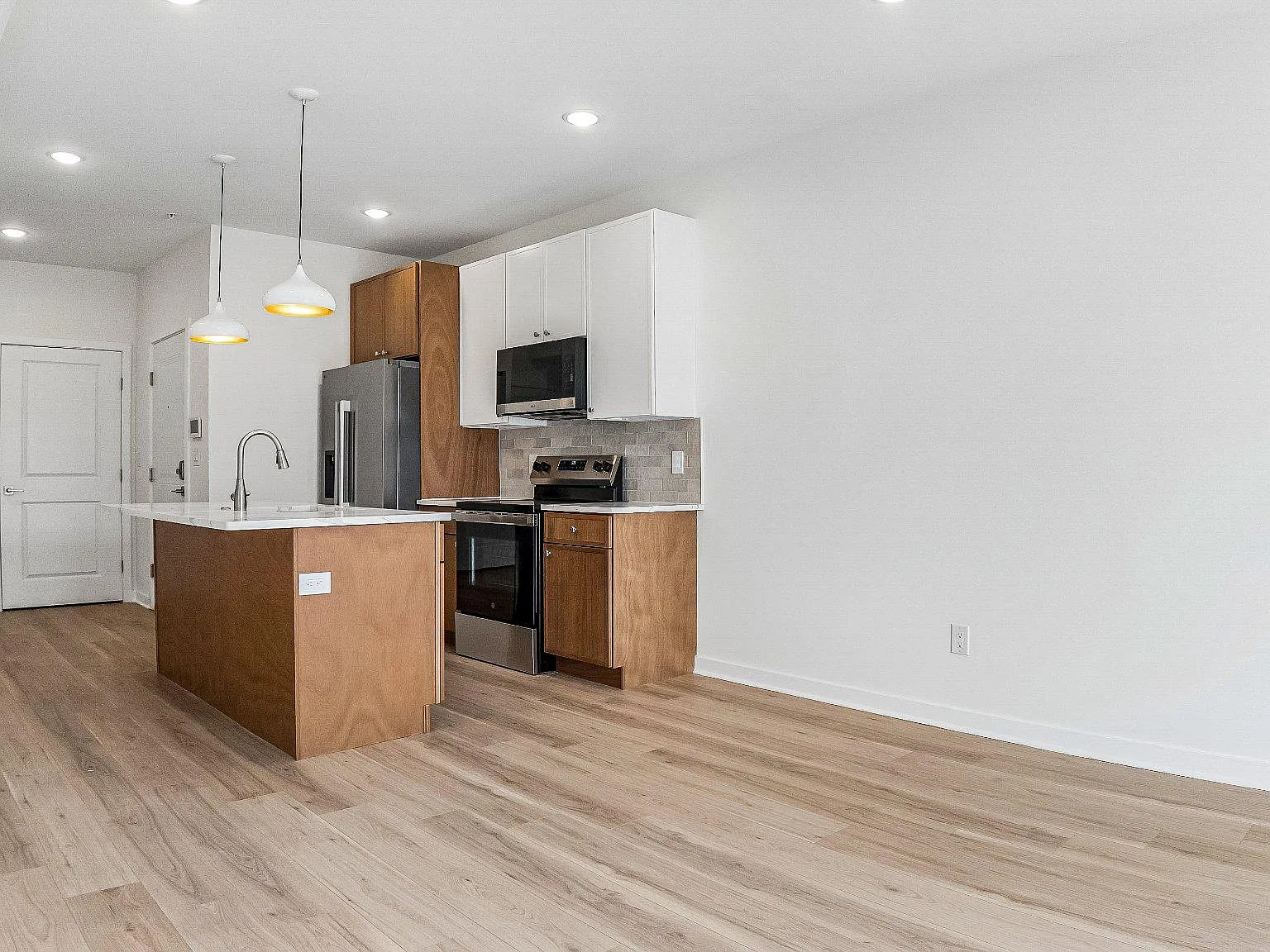 1 bed, 1.0 bath, 750 sqft, $1,477 — Photo 1