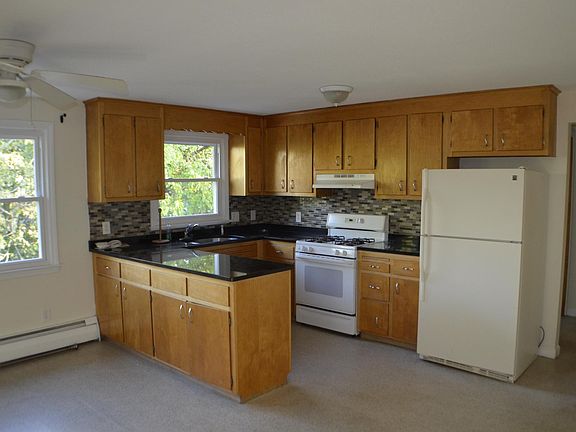 3rd image of 575 Burritt St #2