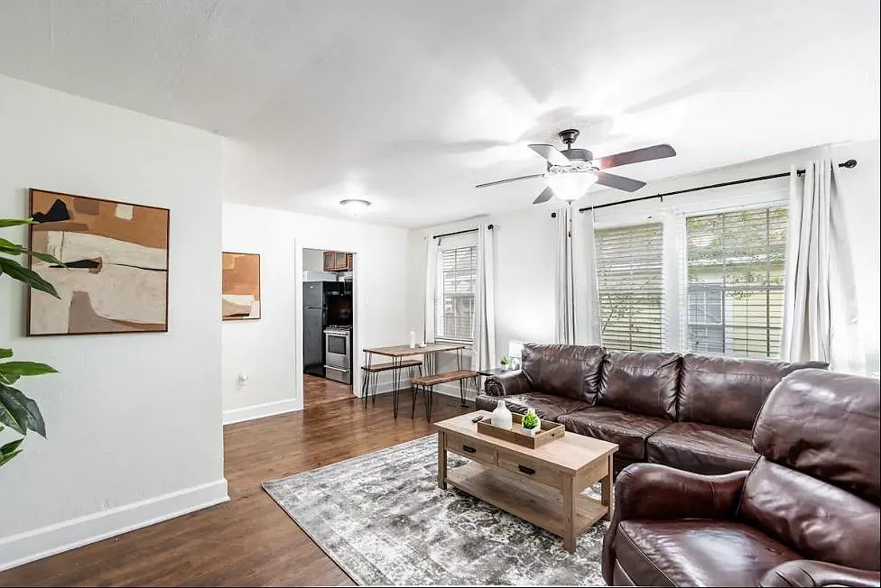 2 bed, 840 sqft, $2,400 — Photo 2