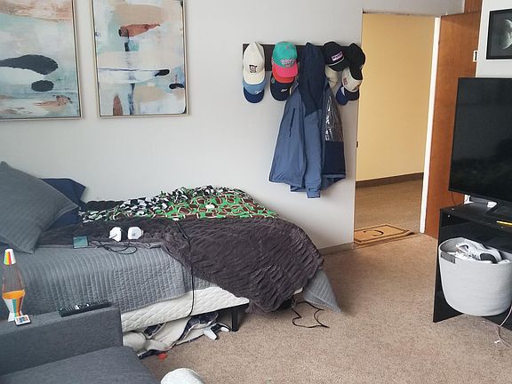 3rd image of 327 Main St E APT 1