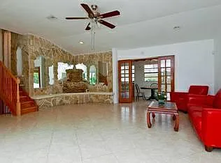 3 bed, 2.5 bath, 2100 sqft, $5,999 — Photo 2