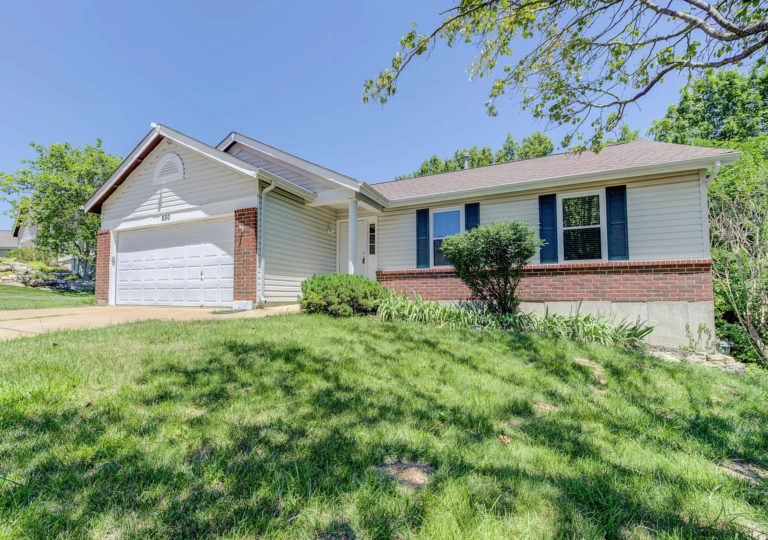 Spacious 3 Bedroom with a finished basement! Fantastic Eureka Location! — Photo 1