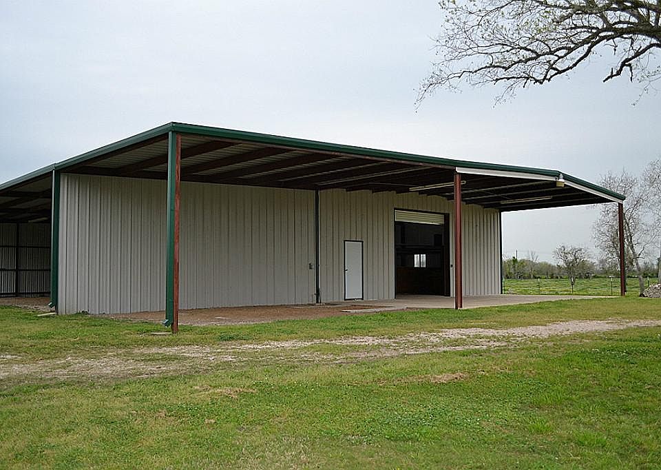 Nice barn with concrete hallway & dirt stalls