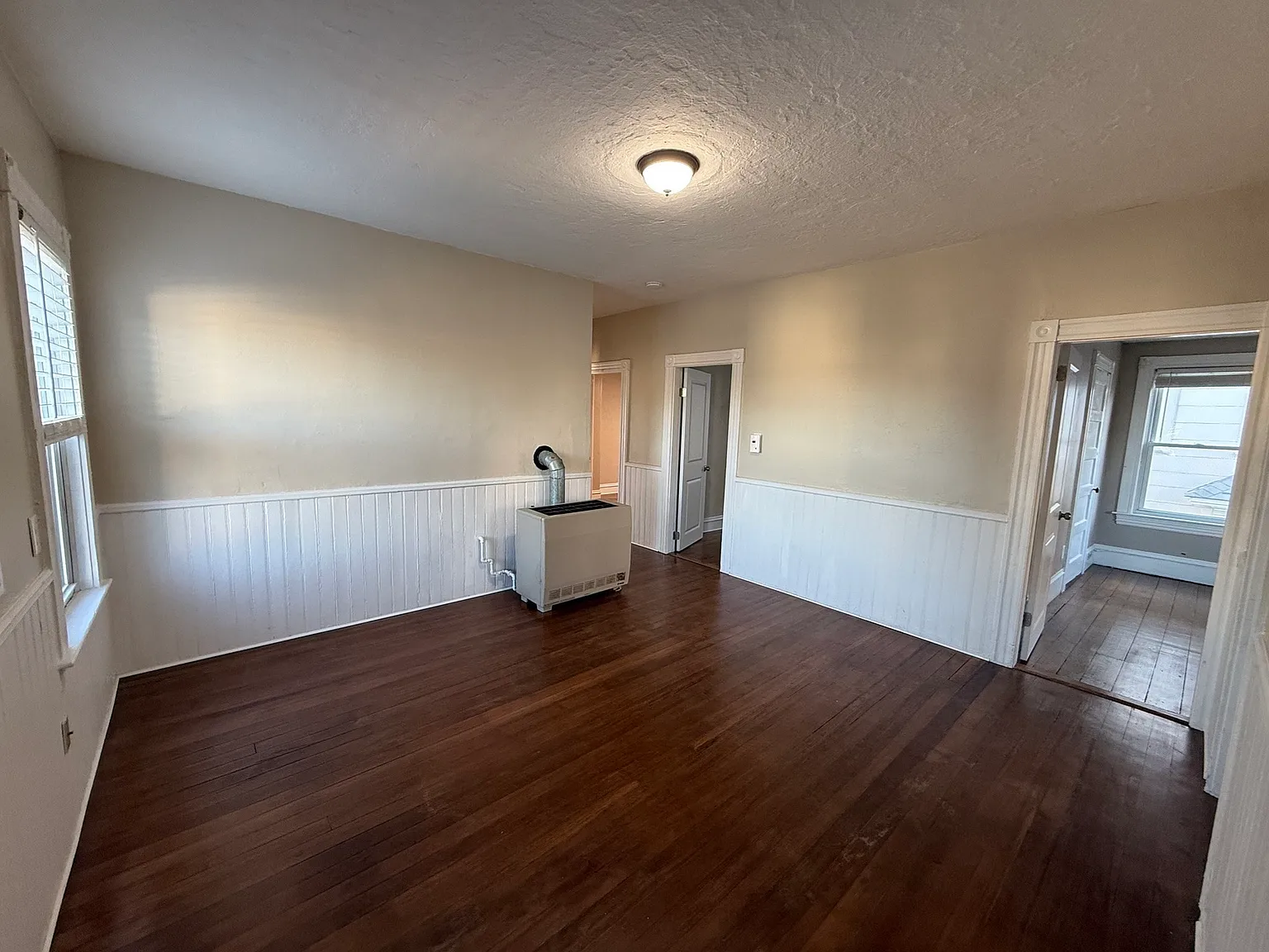 3 bed, 1.0 bath, 1298 sqft, $2,000 — Photo 4